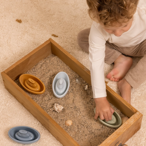 Ahoy Captain! Make Bath Time The Best Time Of The Day With This Engaging Set Of Little Bath Boats. Rendered In Four Different Colours, They Are Sure To Entertain (And Distract) Your Little One In The Bathtub Or Shower. Let It Float Through The Tub And Scoop Up The Water Just Before Bedtime Or Stack Them Together On Dry Land. These Little Boats Will Spark Your Child’s Imagination In And Out Of The Water While They Happily Set Sail On A New Ocean Adventure. - Húnar - Blar Batur3