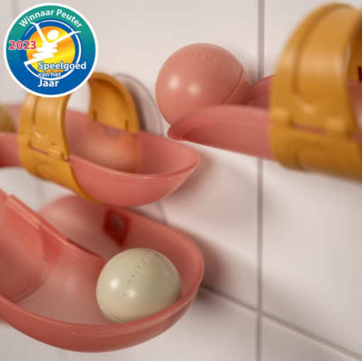 Here Comes The Ball And … Splash! Make Bath Time A Rolling Adventure! Set Up The Tracks On The Bathroom Wall And Let The Ball Roll Down For Splashes Of Fun In The Bathtub. This Bathtub Ball Track Set Will Turn The Bathtub Into Your Little One’s Favourite Play Aera. The 3 Pink Tracks Have A Suction Cups That Are Easily Attached To And Removed From The Bathroom Wall. Thanks To The Curved And Straight Shapes There Are Endless Courses To Be Created. Great Entertainment That Also Helps Fine Motor Skills And Problem Solving. - Húnar - Bleikt Bad1