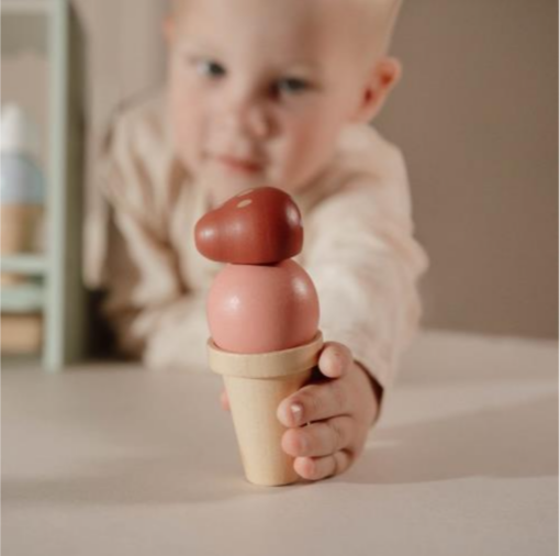 What’s Your Favourite Ice Cream Flavour? Vanilla Or Strawberry? This Ice Cream Shop, With Its Cute Yellow And White Awning, Invites You To Try All Six Of Them. There Are Three Cones To Fill With The Sweetest Creations, And You Can Enhance The Fun With A Variety Of Colourful Toppings. Let The Creative Play Unfold As Your Little One Explores The Joy Of Running This Cute Wooden Ice Cream Shop. Whether Serving Imaginary Customers Or Playing The Cashier Holding The Included Price List, This Wooden Toy Is Designed To Inspire Hours Of Imaginative Play. - Húnar - Ice6