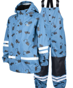 Vattholma regngalli - Blu/Blk 3 - Húnar Vattholma Buxur Og Jakki. Það Er Hægt Að Taka Hettuna Af Þegar Hentar Og Buxurnar Eru Með Styrkingum Á Hnjám. Gott Endurskin Og Ól Undir Skálmum Sem Er Hægt Að Fjarlægja. Vatns- Og Vindheftandi Hlífðarfatnaður Fyrir Íslenskt Sumar.buxurnar Eru Með Stillanlegum Axlaböndum. ≪Strong≫≪Em≫Helstu Eiginleikar:≪/Em≫≪/Strong≫ ≪Ol≫ ≪Li≫8000 Mm Vatnsheldni≪/Li≫ ≪Li≫Gott Endurskin≪/Li≫ ≪Li≫Ól Undir Skálmum≪/Li≫ ≪Li≫Hetta, Sem Er Hægt Að Taka Af≪/Li≫ ≪/Ol≫ ≪Strong≫Efni:≪/Strong≫ ≪Ol≫ ≪Li≫100% Pu≪/Li≫ ≪Li≫Oeko-Tex® Standard 100≪/Li≫ ≪/Ol≫ ≪Em≫Þvottameðhöndlun:≪/Em≫ ≪Ol≫ ≪Li≫Þvoist Við Max 40°≪/Li≫ ≪Li≫Í Þurrkskáp Max 40°≪/Li≫ ≪/Ol≫ - Húnar - 3501 0401 F1 1