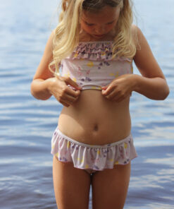 Bikiní Alice - Lav/Ye 6 - Húnar Alice Bikini Has Pretty Details And Smock In The Back For Best Fit. It'S Lined In Front And Have A Sun Protection Fabric With Upf 50+. The Product Is Oeko-Tex® Standard 100 Certified. ≪Ul≫ ≪Li≫≪Strong≫Surface Treatment:≪/Strong≫ Sun Protection (Upf) 50+≪/Li≫ ≪Li≫≪Strong≫Material:≪/Strong≫ 83% Nylon, 17% Elastane, Oeko-Tex® Standard 100≪/Li≫ ≪Li≫≪Strong≫Washing Advice:≪/Strong≫ 40 Degrees≪/Li≫ ≪/Ul≫ - Húnar - 3509 2008 D5 2